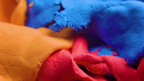 Lebendiges Filmmaterial zur Herstellung von Plastilin, das Farben in Nahaufnahme und Rotation zeigt