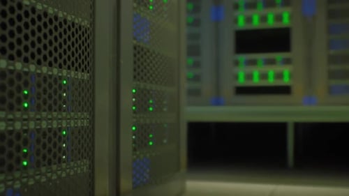 Serverraum mit grünem Licht