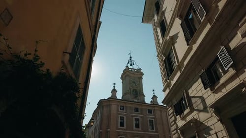 Gehen Sie durch die enge römische Straße zum Uhrturm Torre dell'Orologio