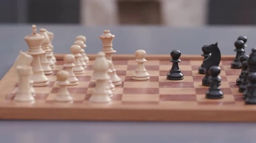 Das Schachbrett wird geschlossen, während die Leute das Spiel spielen