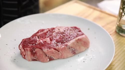 el chef prepara deliciosas carnes en el restaurante