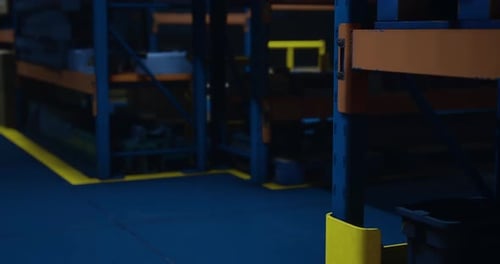 Intérieur d'un entrepôt industriel présentant des étagères organisées pour le stockage