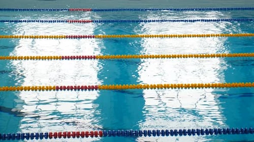 Leerer professioneller Pool