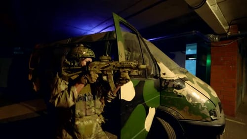 Deux combattants armés coordonnent leurs actions dans un abri souterrain