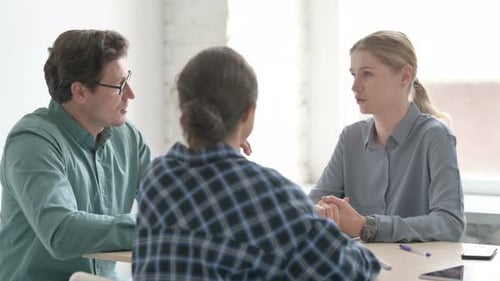 Des jeunes gens occasionnels parlent pendant une réunion