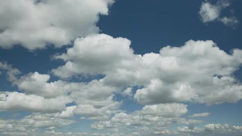 Bewegung der Wolken am blauen Himmel.