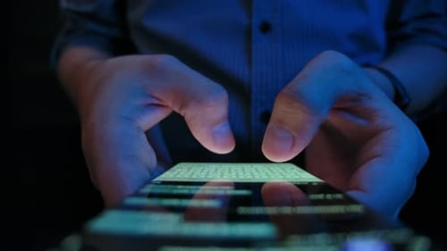 Jovem adulto usa telefone celular para escrever Enviar mensagem de perto