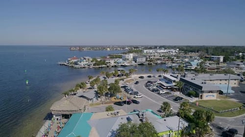 Vídeo con Zumbido 4K (Dolly Shot) de un parque de playa, un hotel y un puerto deportivo en Hudson Beach, en el Golfo de México en