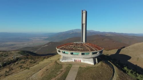 Ecos del pasado: el monumento a Buzludja, Bulgaria, en un soleado día de otoño