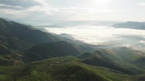 Luftaufnahme von Bergen und Nebel in Payson, Vereinigte Staaten.
