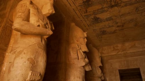 Faraones de piedra en el interior del templo de Abu Simbel, en el sur de egipto en Nubia junto al la