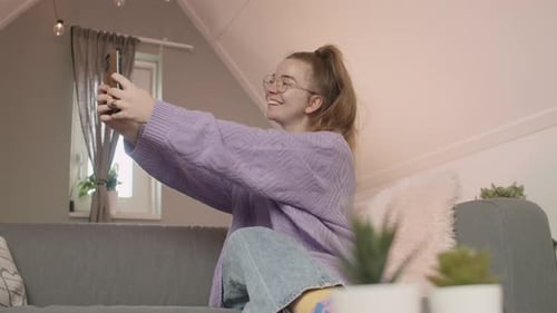 Chica insegura tomando selfies, mediana