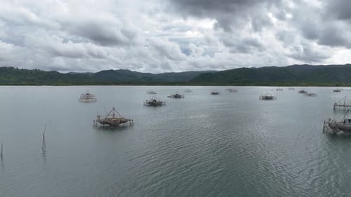 Bambusflöße werden mitten im Meer zusammengebaut und zum Fangen von Fischen verwendet