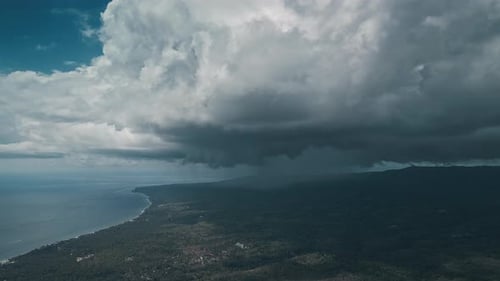Nusa Penida, Bali, Indonésia, Timelapse aéreo da nuvem chuvosa se formando sobre a ilha de Nusa