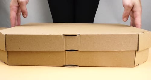 Caja con las manos abiertas con queso mozzarella, pizza a domicilio