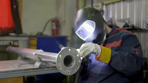 Schweißarbeiten Schweißer Metallschweißrohr Funken fliegen aus der Fabrik für industrielle Fertigung