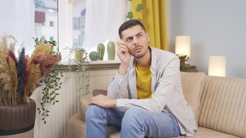 Der pessimistische Mann ist zu Hause verwirrt.