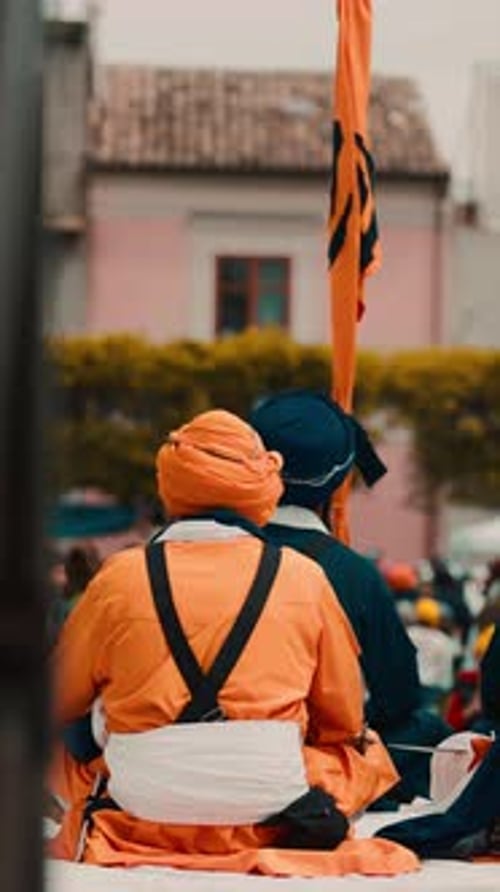 Des gardes protègent le texte sacré du gourou sikh pendant le festival de Vaisakhi