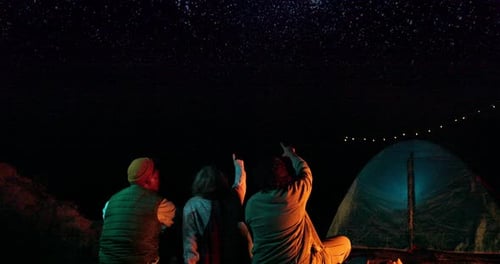 Les amis, les gens et le camping étoilé la nuit pour l'aventure, le plaisir des vacances et les activités de plein air