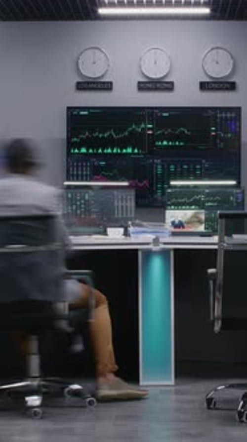 Equipe de traders trabalha em computadores com ações