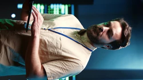 Vertikaler Videoprogrammierer führt Serverprüfung durch