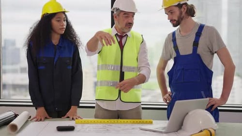 Engenheiros usando o plano de projeto, discutindo e trabalhando