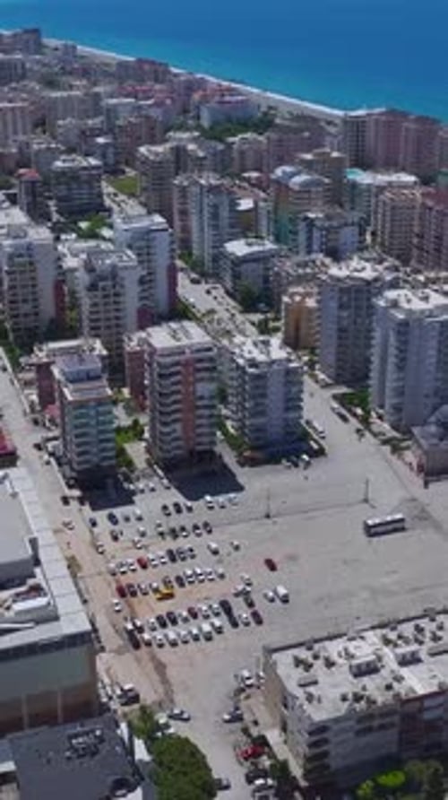 Vídeo vertical: Sitio de construcción en un nuevo distrito habitacional con trabajadores completando los cimientos de las paredes