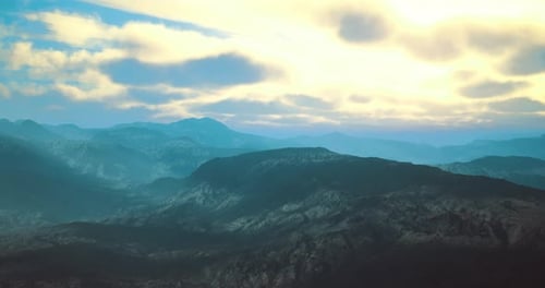 Wunderschöne Berglandschaft mit Dramatisch Wolken und sanftem Licht in der Abenddämmerung