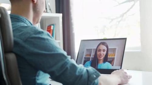 Petit ami et petite amie ont une conversation téléphonique en ligne via Internet Les jeunes sont assis à la maison