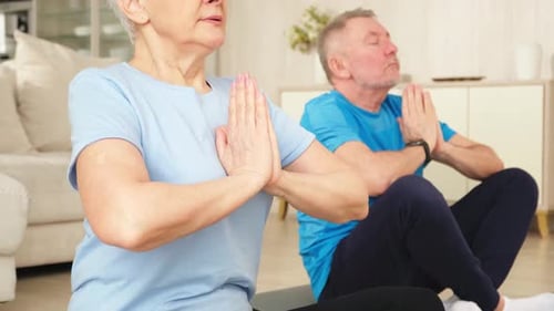 Yoga, meditación de atención plena, pareja madura adulta mayor que practica yoga en casa, esposo de mediana edad