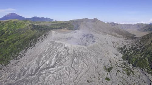 Drohne auf die aktive Caldera des Mount Bromo Vulkankomplexes und den Mount