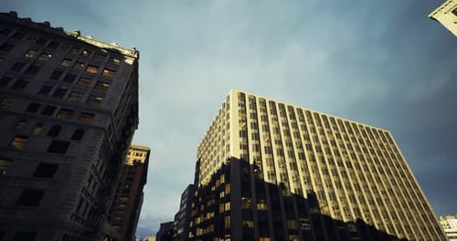 Rascacielos urbanos iluminados por el cálido resplandor y las sombras del atardecer