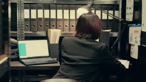 Investigador privado que compara fuentes para confirmar los detalles del caso
