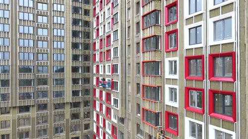Janelas de um novo prédio alto em Moscou