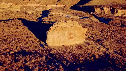 Une lente prise de vue aérienne par drone révèle les magnifiques collines multicolores et les fascinants hoodoos situés à proximité du