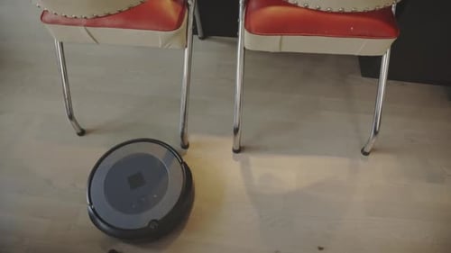 L'aspirateur robot est en train de nettoyer le sol - Gros plan