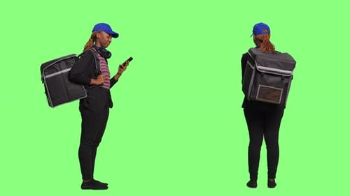 Frau liefert Essen im Rucksack und surft im Internet