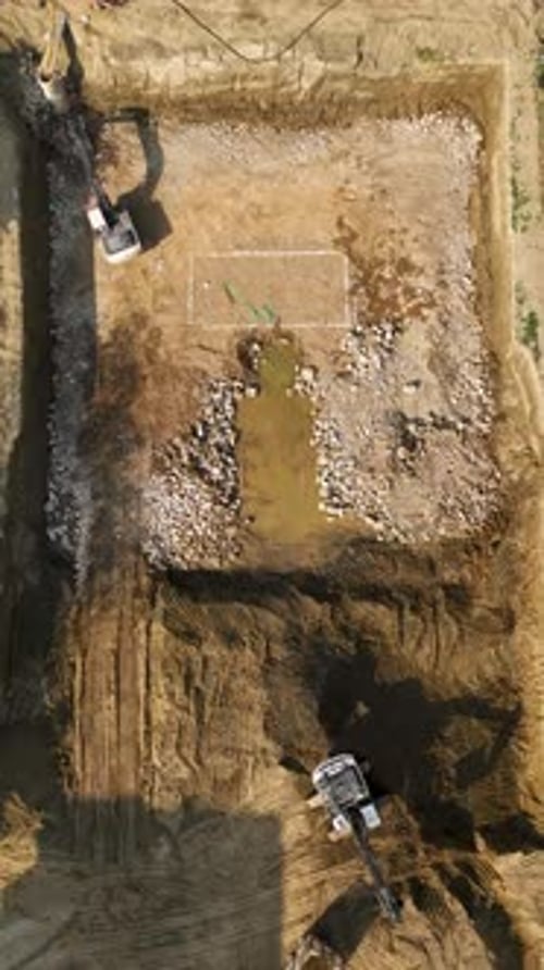 Operaciones verticales en obras de construcción con vídeo con especialistas en soldadura y equipos pesados