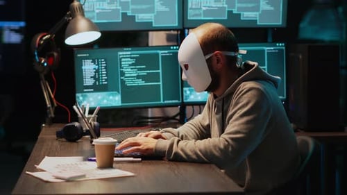 Ladrón de TI enmascarado piratea un sistema informático a altas horas de la noche