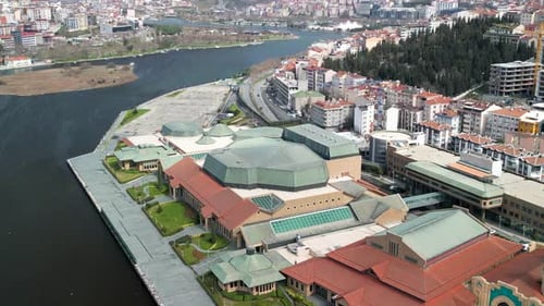 Centre des congrès Halic d'Istanbul et canal de la Corne d'Or, vue agrandie
