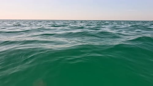 Blick von der Kajakkamera aus flachem Winkel auf die Meeresoberfläche fliegt über das klare grüne Meerwasser Niemand