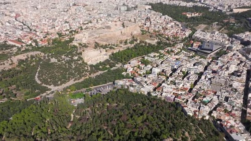 Vue aérienne du monument de Philopappos en direction de l'acropole d'Athènes