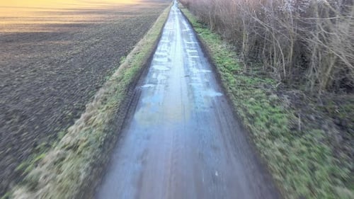 Luftaufnahme einer Schotterstraße bei Spannberg, in Niederösterreich, Österreich