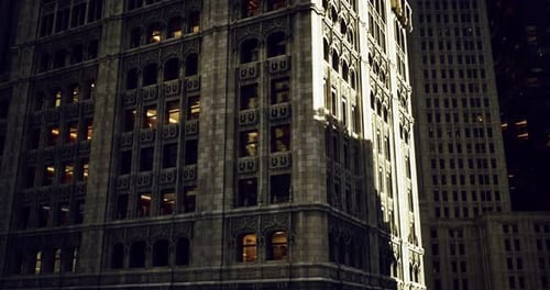 Arquitectura histórica iluminada por la puesta de sol en un entorno urbano bullicioso