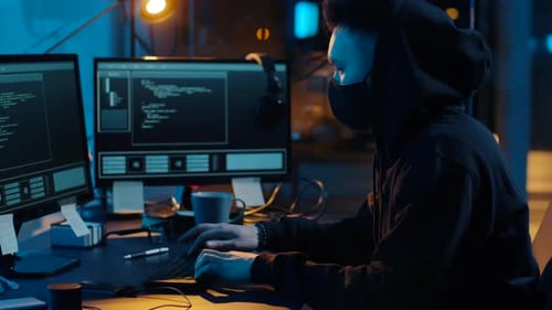 Conceito de cibercrime, hacking e tecnologia - Hacker asiático masculino mascarado escrevendo código ou usando...