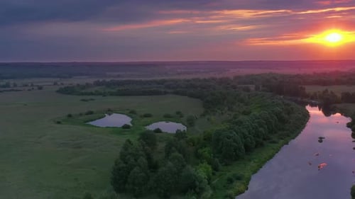 Belo vídeo de vista aérea de um drone da natureza ucraniana - rio Seym.