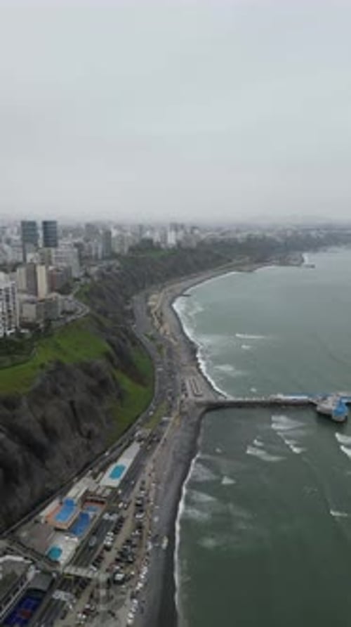 Vista aérea de la costa verde en Lima, Perú