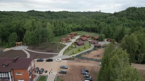 Vue aérienne d'un magnifique complexe hôtelier dans un paysage verdoyant, idéal pour la détente et l'exploration