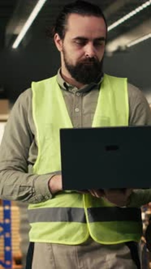 Vertical Video Diverse Warehouse Staff Using Tracking Info to Optimize Shipping Operations