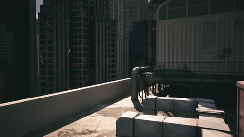 Vista desde la azotea de los edificios de la ciudad con elementos industriales durante el día